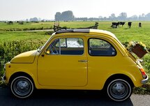 Fiat 500, geel (Ansichtkaart)